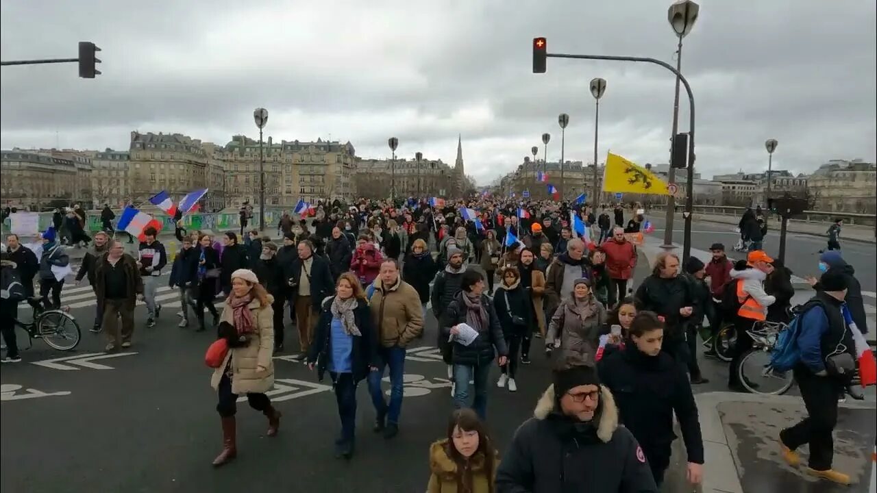 Французы сейчас. Протесты во Франции сейчас Рабкор. Франция сейчас обстановка. Франция наши дни. Улицы Франции 2022.