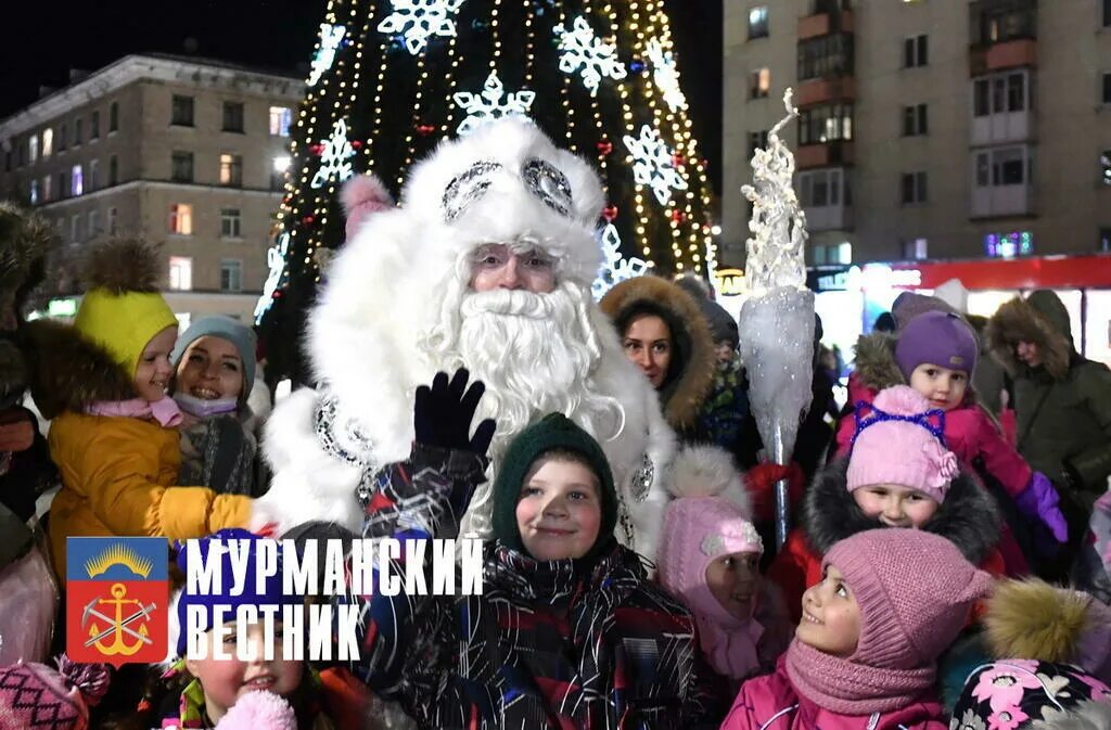 Празднование нового года. Елка в североморске 2021. Североморск место со сказочными персонажами. Центральная елка в североморске 2022. Новогодний металлург.