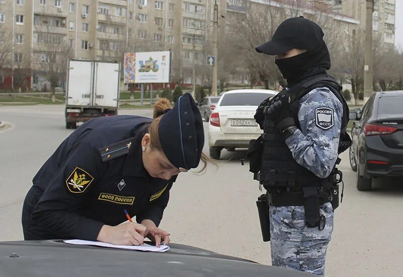 Пристав протесты. Судебные приставы выселяют. Судебные приставы карелии. Пристав протесты. Приставы калмыкии.