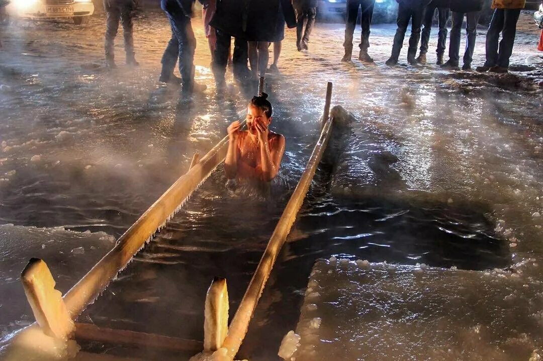 Крещенская купель. Крещенское купание в проруби. Купание в проруби на крещение на руси. Вязники крещение акиньшино. Купель на крещение.