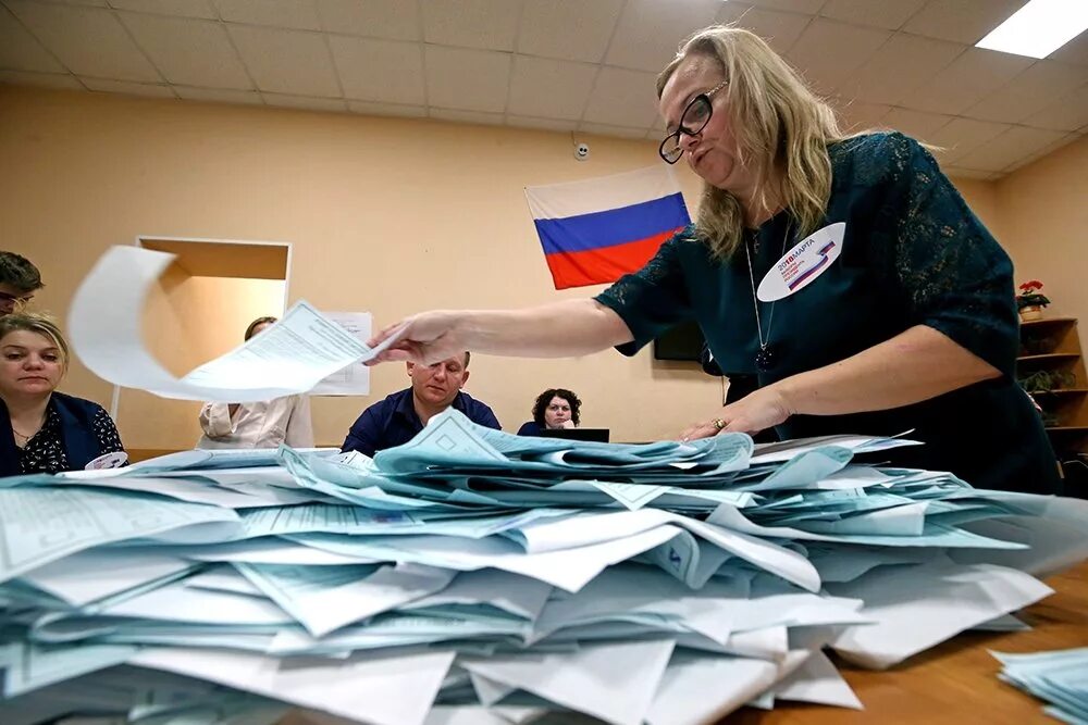 Наблюдатели и представители сми. Фотографирование на выборах. Выборы подсчет голосов. Фотографии с выборов. Фотосессия на выборах.