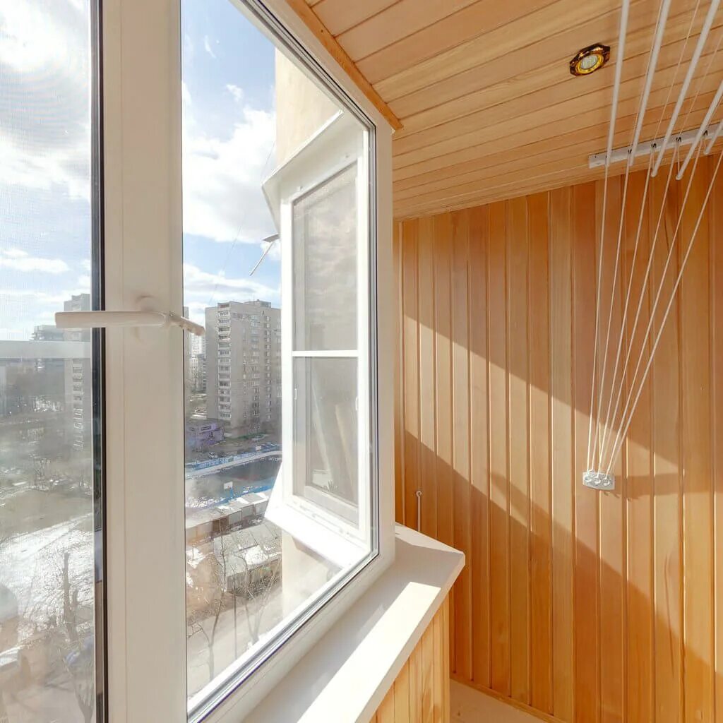 Отделка лоджии мытищи. Современное остекление балконов. Окна пвх на балкон. Лоджия под ключ. Остекление французского балкона в едином стиле.