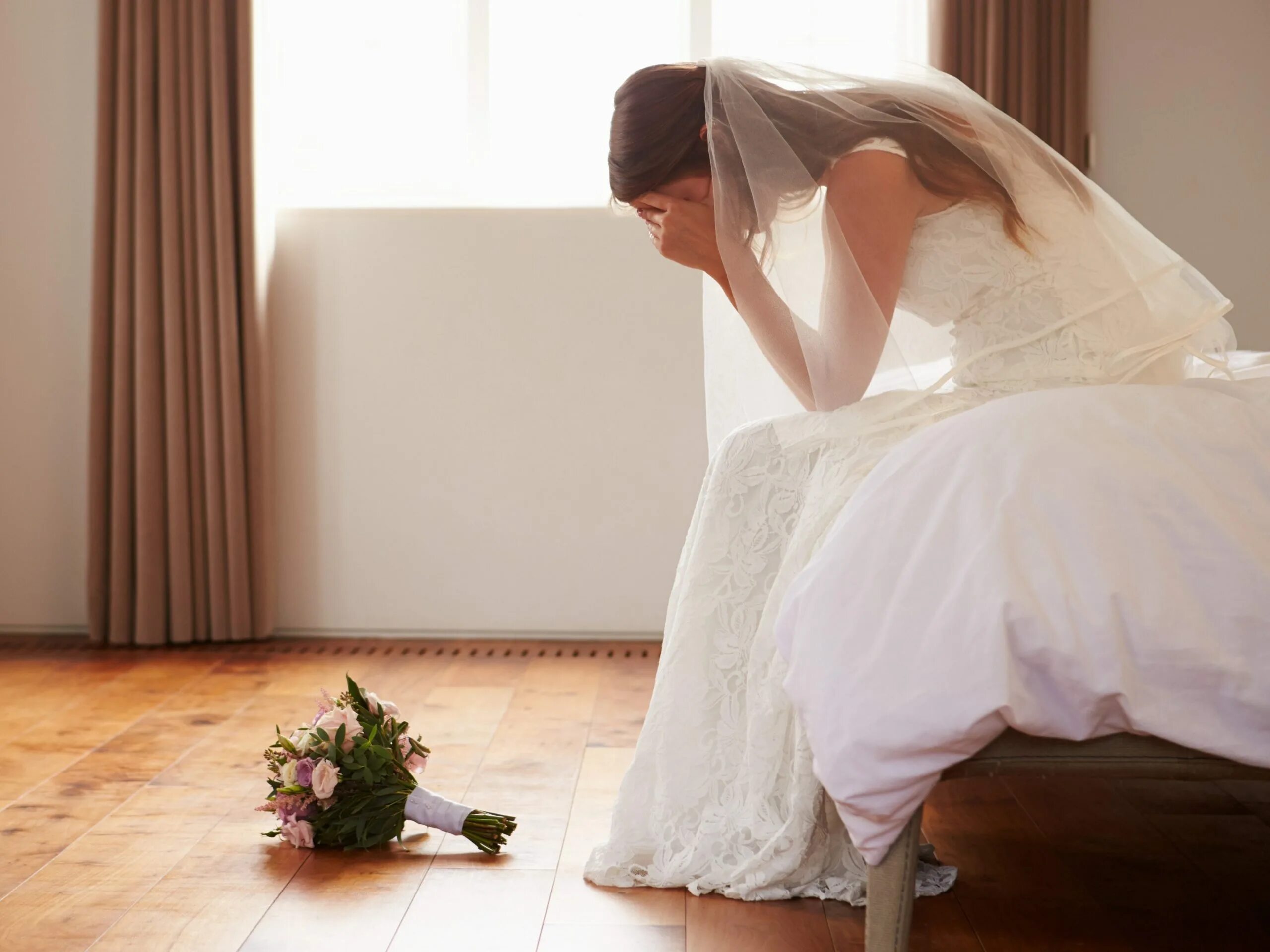 Почему он отказывается жениться на ней. Невеста плачет. Грустная невеста. Девушка в свадебном платье. Невеста плачет на свадьбе.