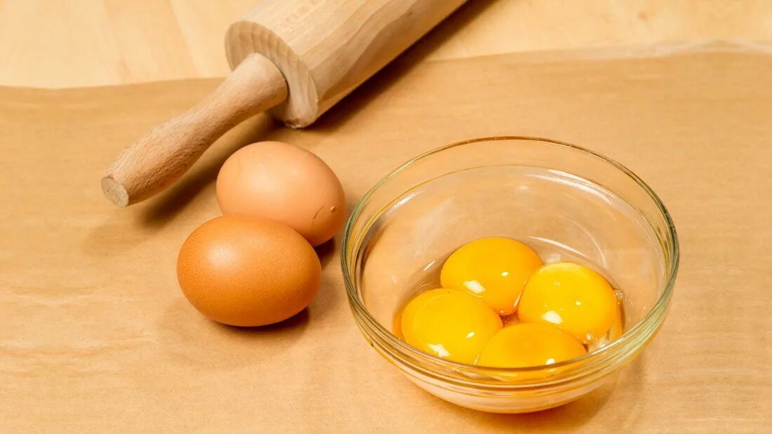 В эту краску добавляют яичный желток. Egg ingredients. еда белок яйцо. хвостовая почка и желток. желток яйца лучше тёмный и светлый.