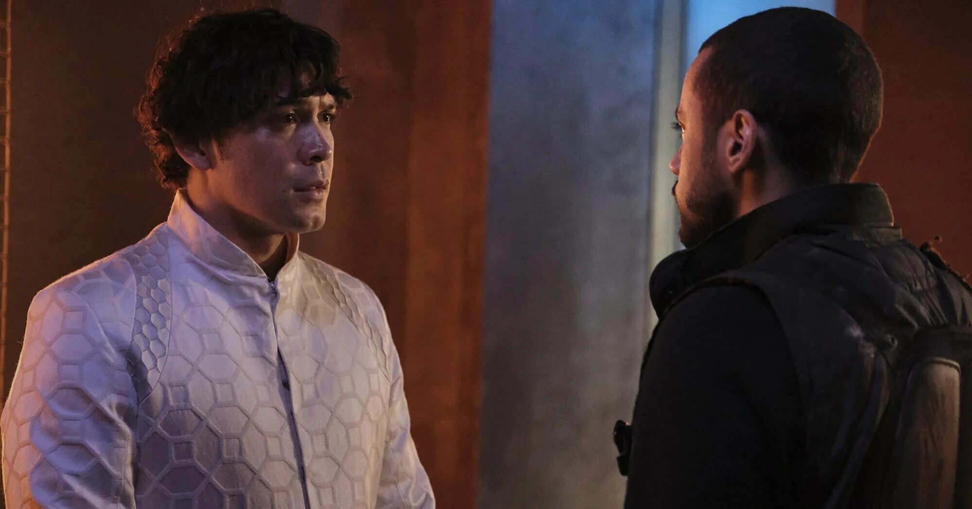 Сериал 100 кларк и беллами. Эпизод 100. Эпизод 100. Люк рэмси американская история. Сотня (2013).