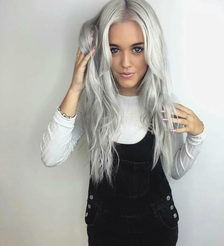 Пепельный антоцианин. Девушка с седыми волосами. Ясмина росси 2020. Дафна хикс grey hair. Стефани даниэль пепельная блонд.