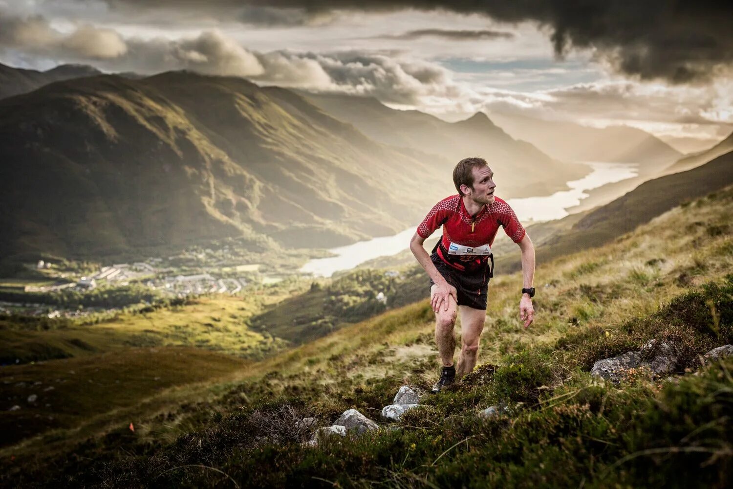 Тропа в горах. Человек на склоне горы. Бег в горах. Человек спускающийся с горы. Мужчина в горах.