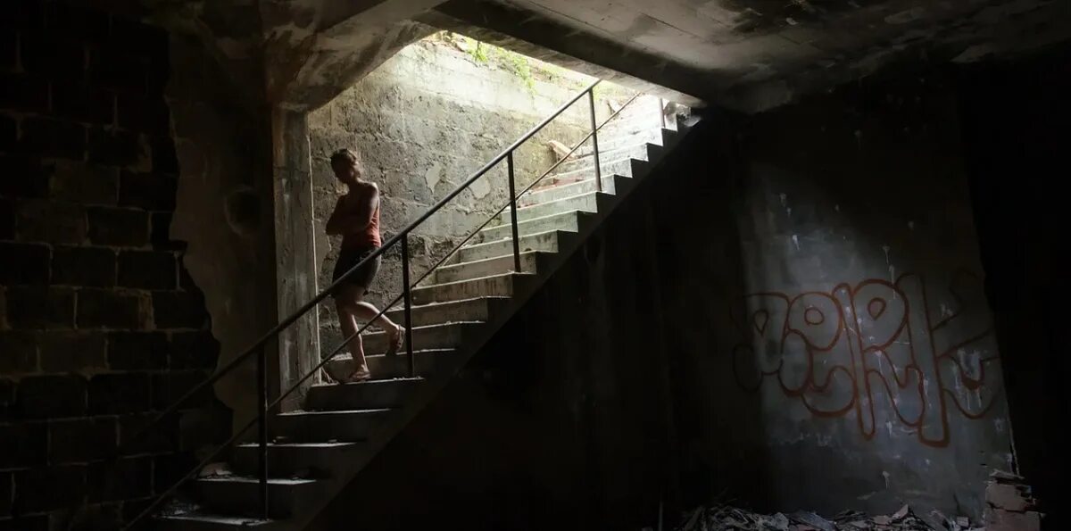 Уборка подъездов. Водосточная труба в подъезде. Во сне мыла подъезд. Мытье стен в подъезде. Лестница в подвал в заброжке.