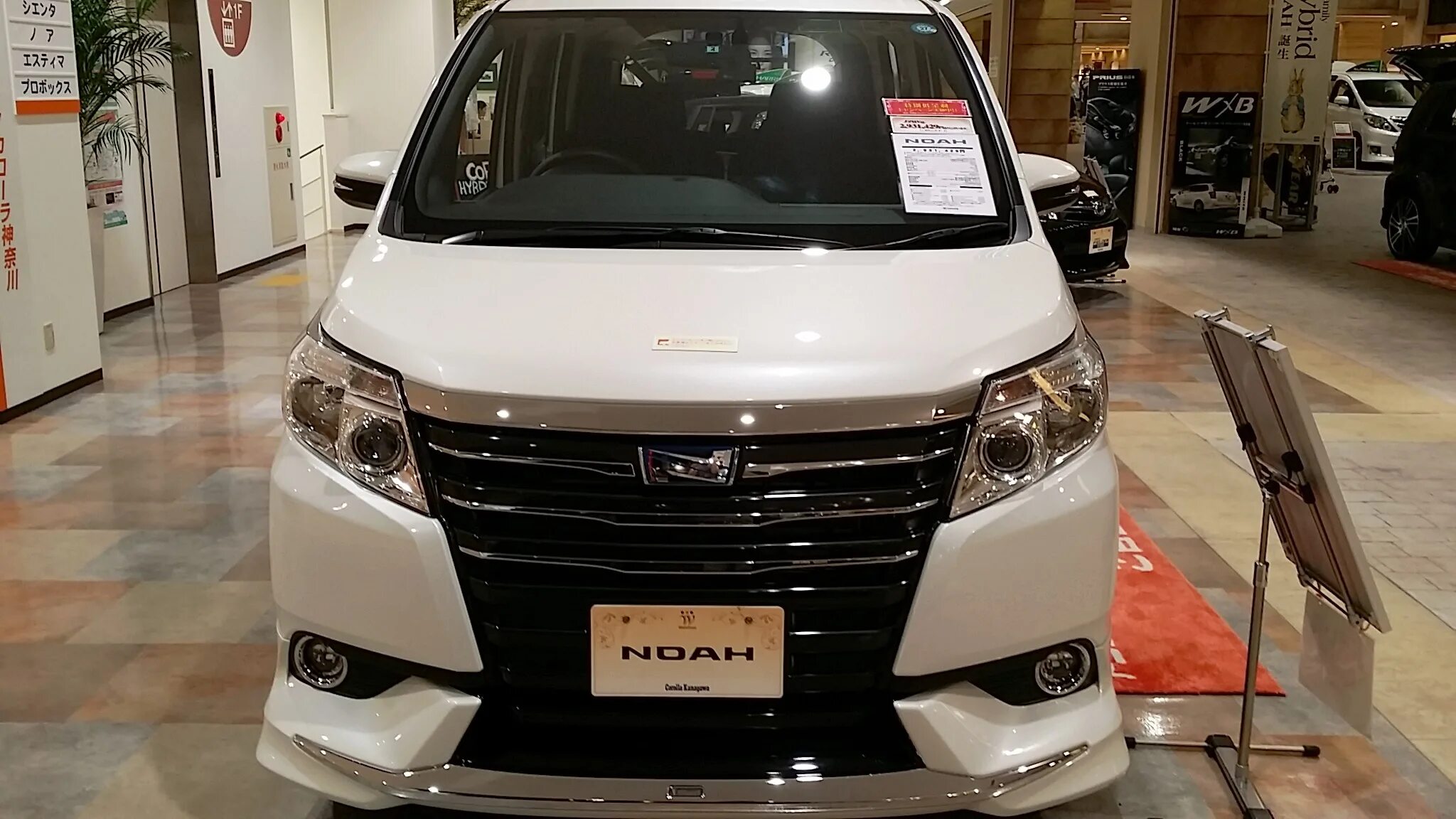 Купить ноах во владивостоке. Toyota Noah Hybrid. Toyota Noah гибрид. Тойота Ноах гибрид 2017. Toyota Alphard Noah.