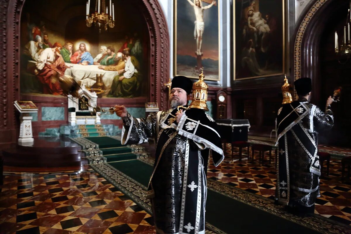 Панихида онлайн заказать храм христа спасителя. Литургия патриарха кирилла храм христа спасителя. Награждение в ххс. Служители храма христа спасителя в москве. Храм христа спасителя 25 декабря.