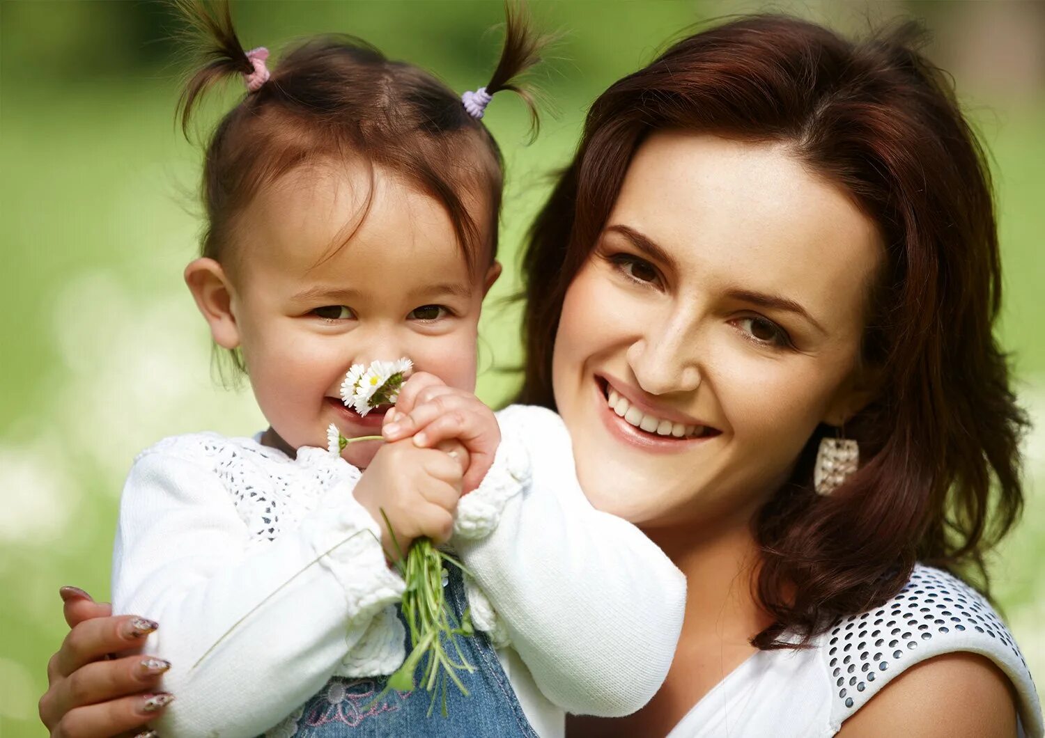 разные поколения людей. видеодомофон falcon eye fe-40. красивая мама с ребенком. женщина с ребенком. женщина 30 лет с ребенком.