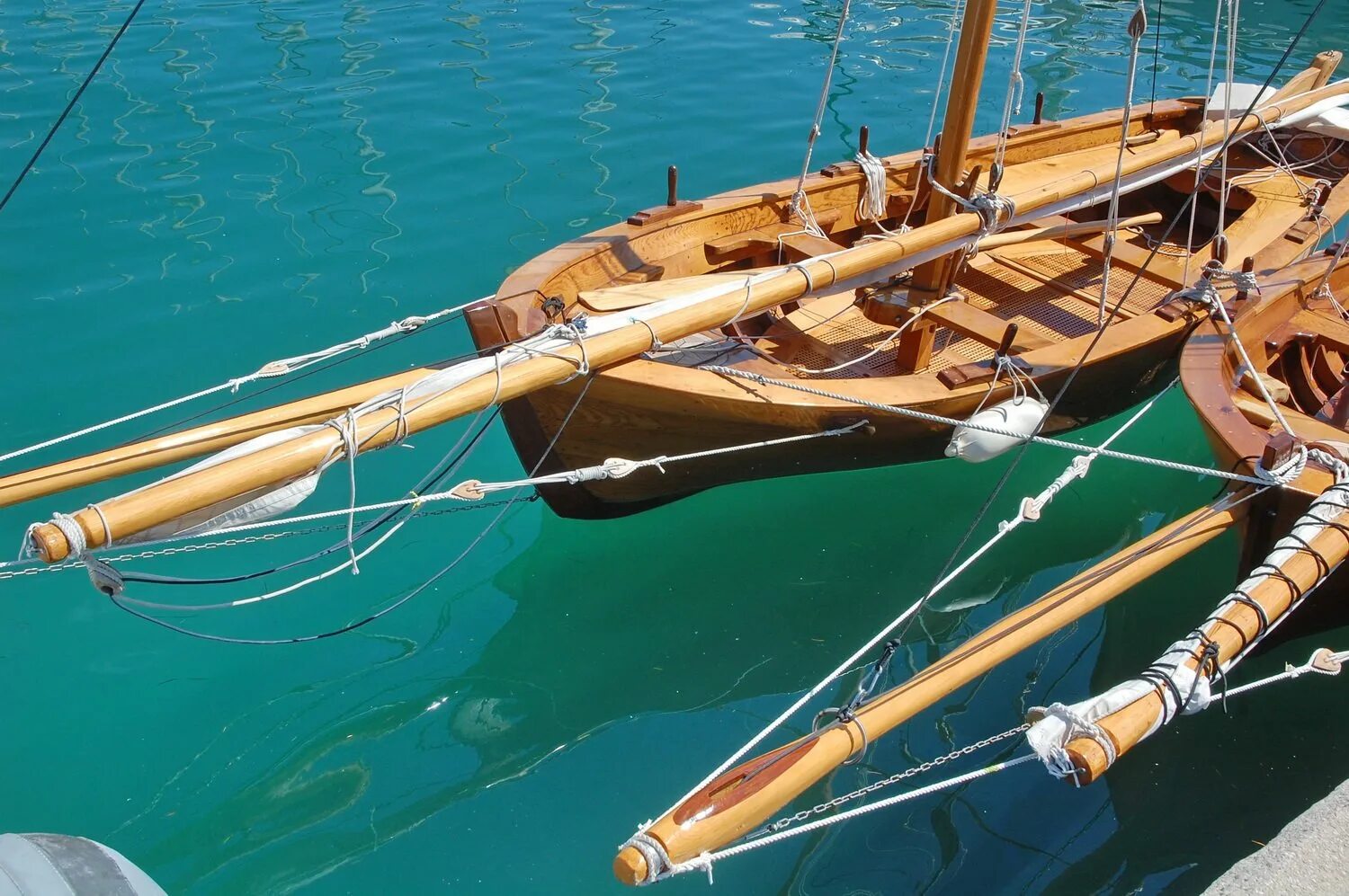 Мачта из дерева. Парусная шлюпка. парусно-гребная лодка. деревянная мачта для яхты. бушприт для парусной яхты.