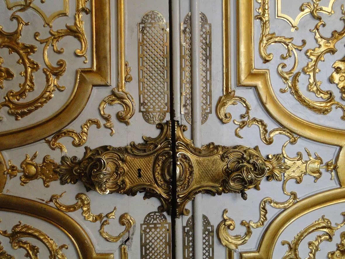 Царские двери. Бандельверк Барокко. Кованые решетки рококо Испания 18 век. Двери в стиле Барокко и рококо. Дверная ручка в стиле Барокко.