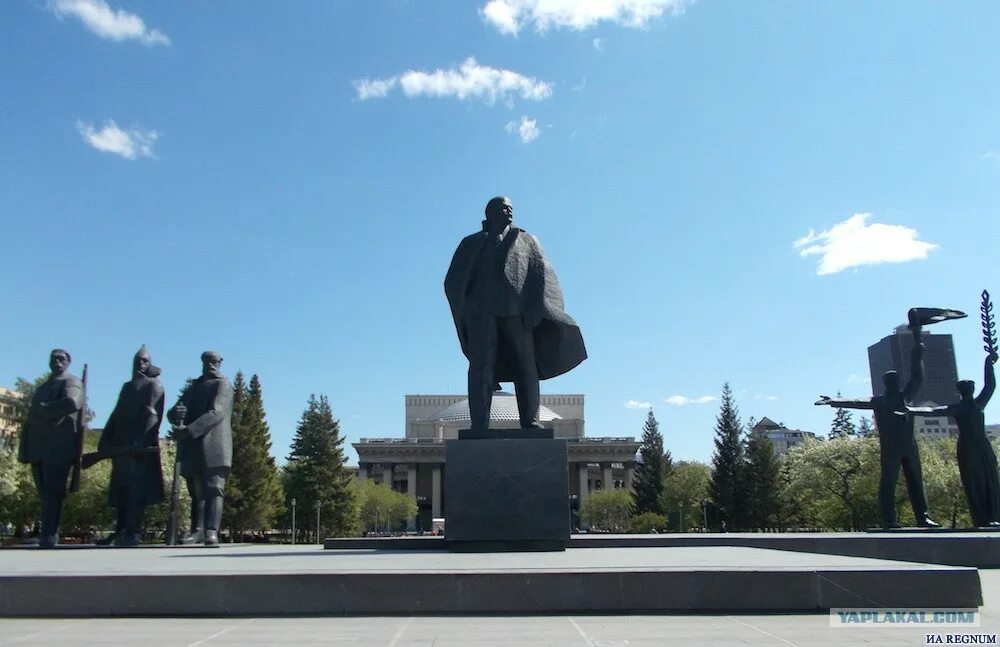 Статуя ленина в новосибирске. Памятник ленину в новосибирске на площади ленина. Памятник владимиру ильичу ленину в новосибирске. Памятник ленину в новосибирске. Статуи на площади ленина новосибирск.