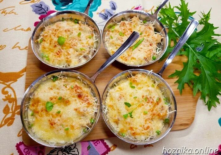 Что можно приготовить в кокотницах кроме жульена. Жульен в кокотницах с грибами. жульен с курицей и грибами в кокотницах. жюльен с курицей и грибами в кокотнице. жульен с грибами в кокотницах в духовке.