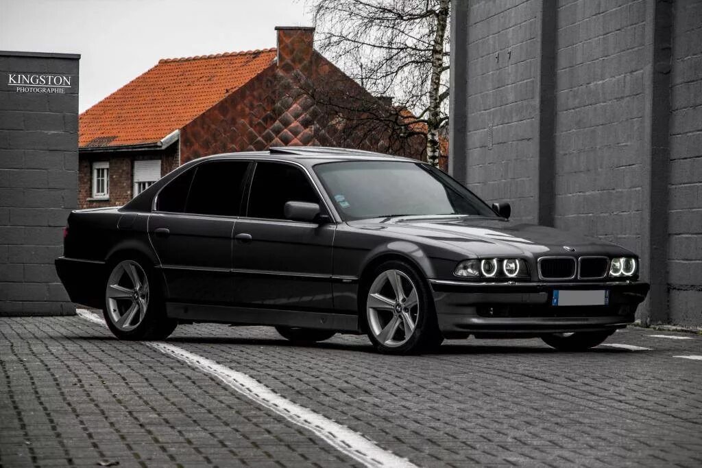 Бу бмв е38. Bmw 750i e38. бмв 750i е38. bmw 7 e38 750i. бмв 750 е38.