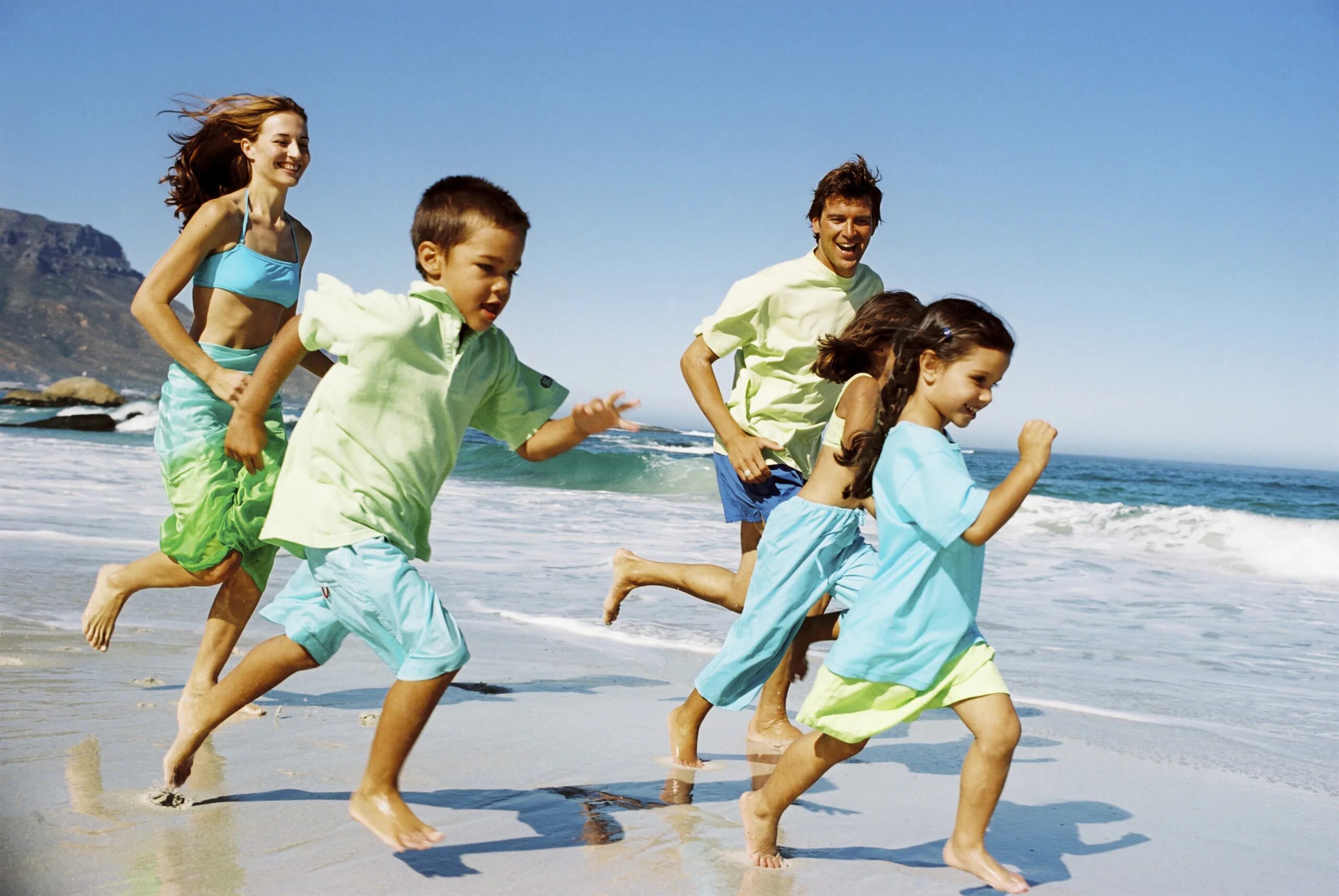 Разнообразие отдыха. Счастливый ребенок. Семья на море. Дети бегут в море. Дети на море.