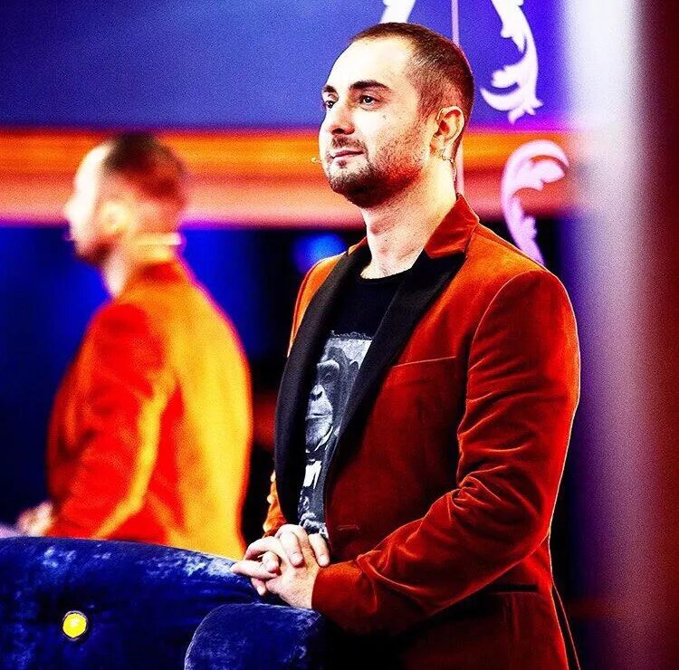 Демис карибидис альварес. Демис карибидис. Демис карибидис 2004. Демис карибидис заполняет анкету. Демис карибидис шамарну.