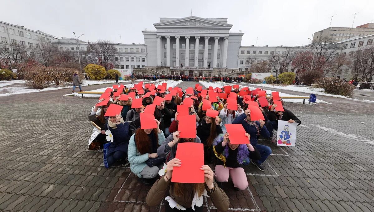 Урфу поступи. Римская аудитория УРФУ. Уральский федеральный университет. Студенты УРФУ. УРФУ Екатеринбург внутри.