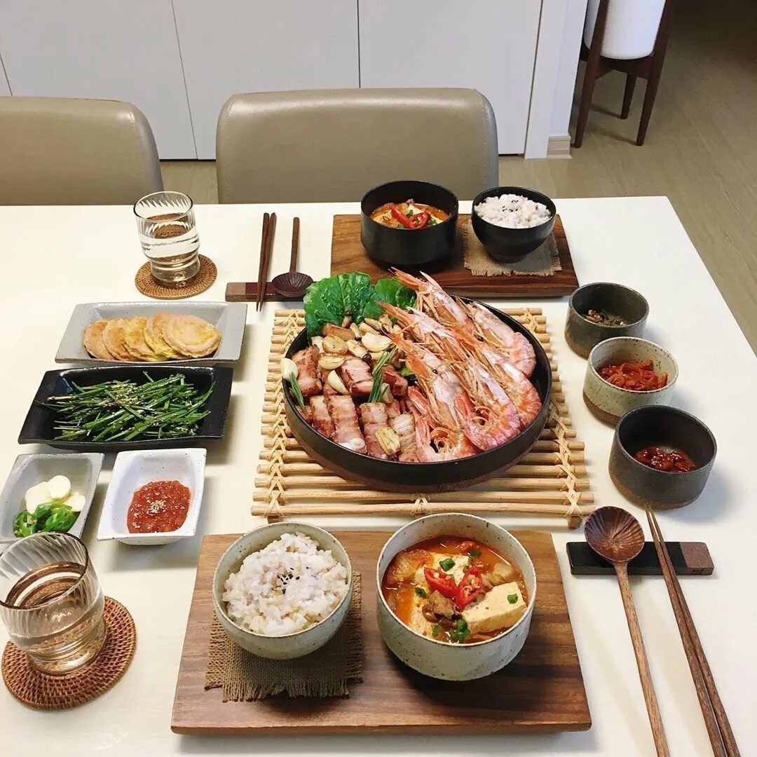Корейский ужин. Корейская еда. Стол с едой. Корейский обед. Корейский стол с едой.