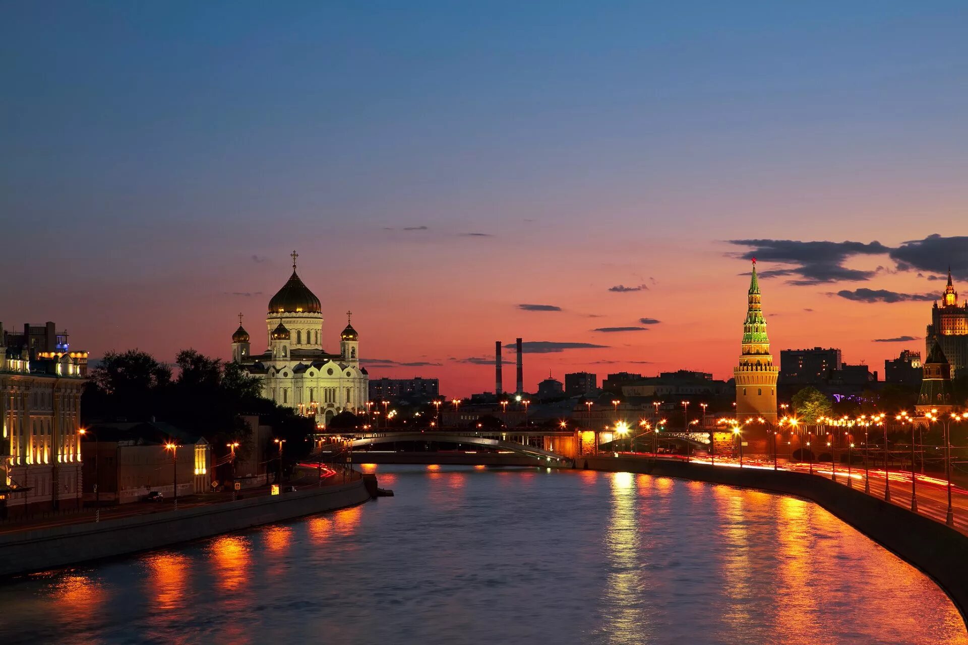 В городе много красивых мест и. В городе много красивых мест и