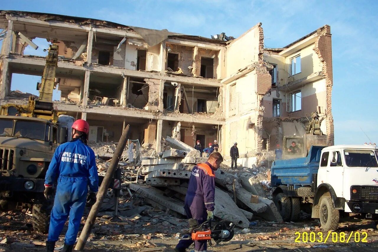 5 декабря 2003. Взрыв у военного госпиталя в Моздоке. 2003 1 Августа в Северной Осетии взорвано здание Моздокского госпиталя. Северная Осетия Моздок военный госпиталь. 1 Августа 2003 — подрыв военного госпиталя в Моздоке.