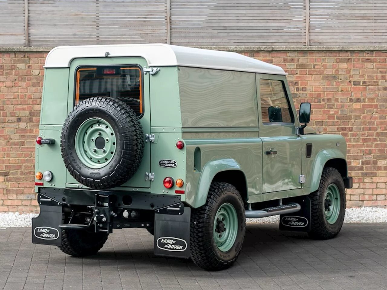 Land rover defender 110 1 поколение. Land rover defender поколения. Ленд ровер дефендер 1. Ленд ровер дефендер 90. Ленд ровер defender 110.