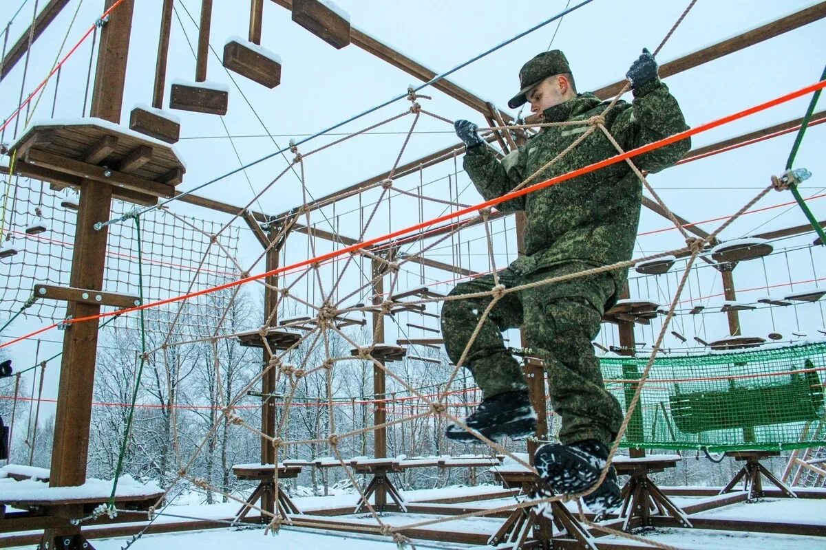 Парк Патриот Мурманск полоса препятствий. Веревочный парк снаряды. Парк Патриот зимой. Парк Патриот елка.