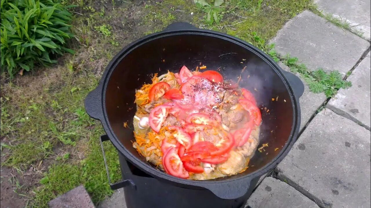 Шашлык в казане на плите из свинины. Блюда в казане на костре. блюда на костре из свинины. казан для тушения. свинина в казане на костре.