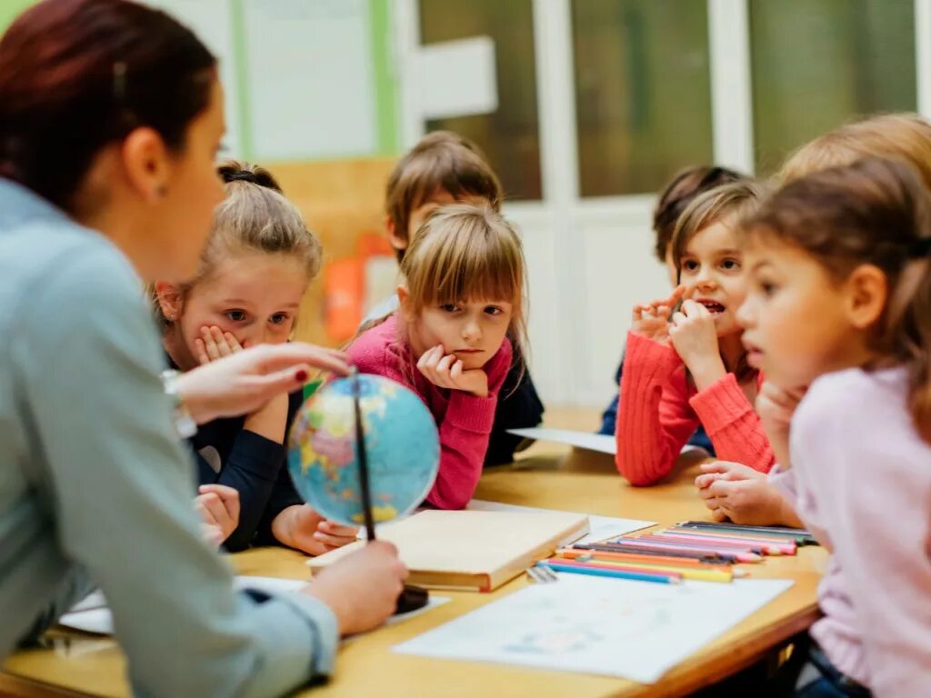 Картинка учиться. Дети в школе. Учитель и дети. Воспитание детей в школе. Образование детей.