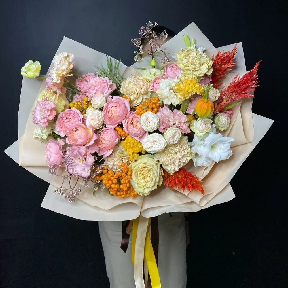 Оригинальные букеты с доставкой. Берграс розы гипсофила. Необычные сборные букеты. Букет "женщине". Оригинальные букеты с доставкой.