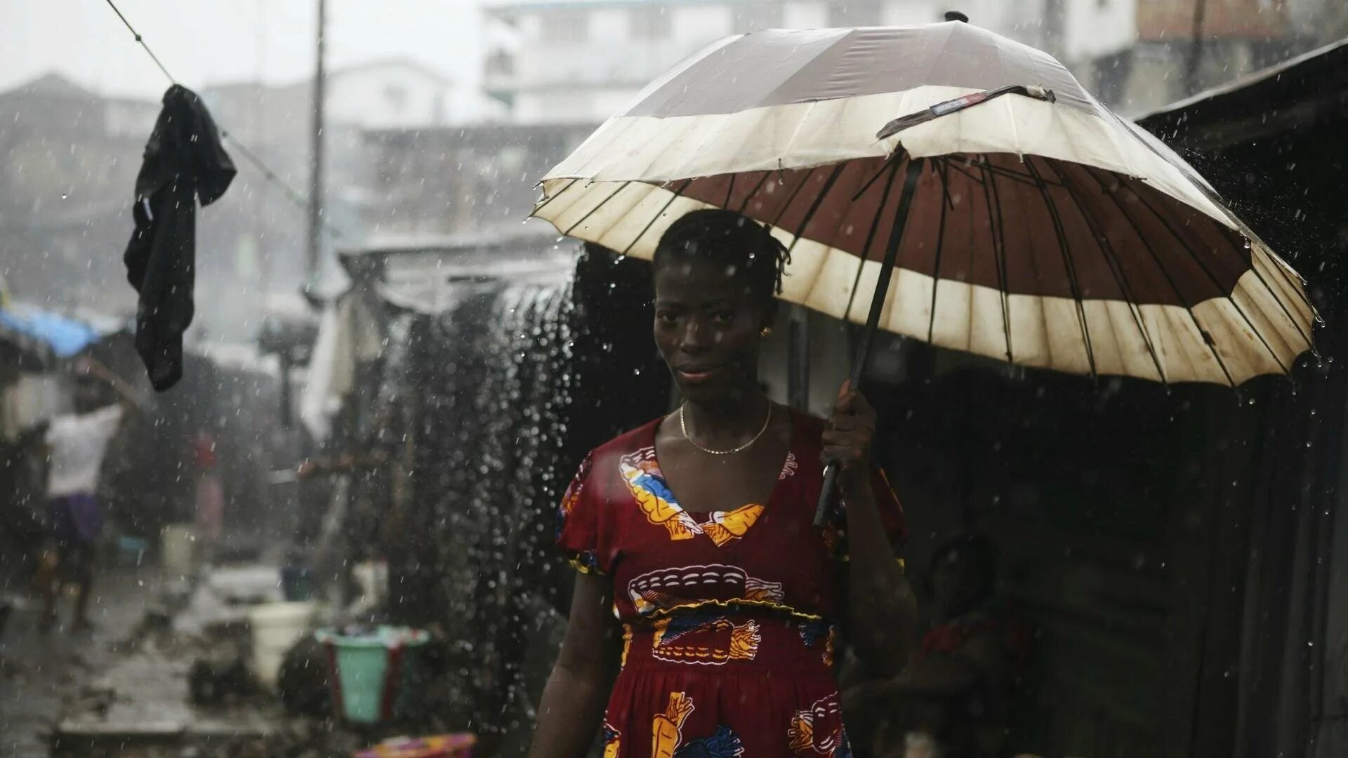 Первый ливень в африку приходит. Сьерра Леоне девушки трущобы. Сьерра Леоне трущобы. Сьерра Леоне девушки. Дождь в Африке.
