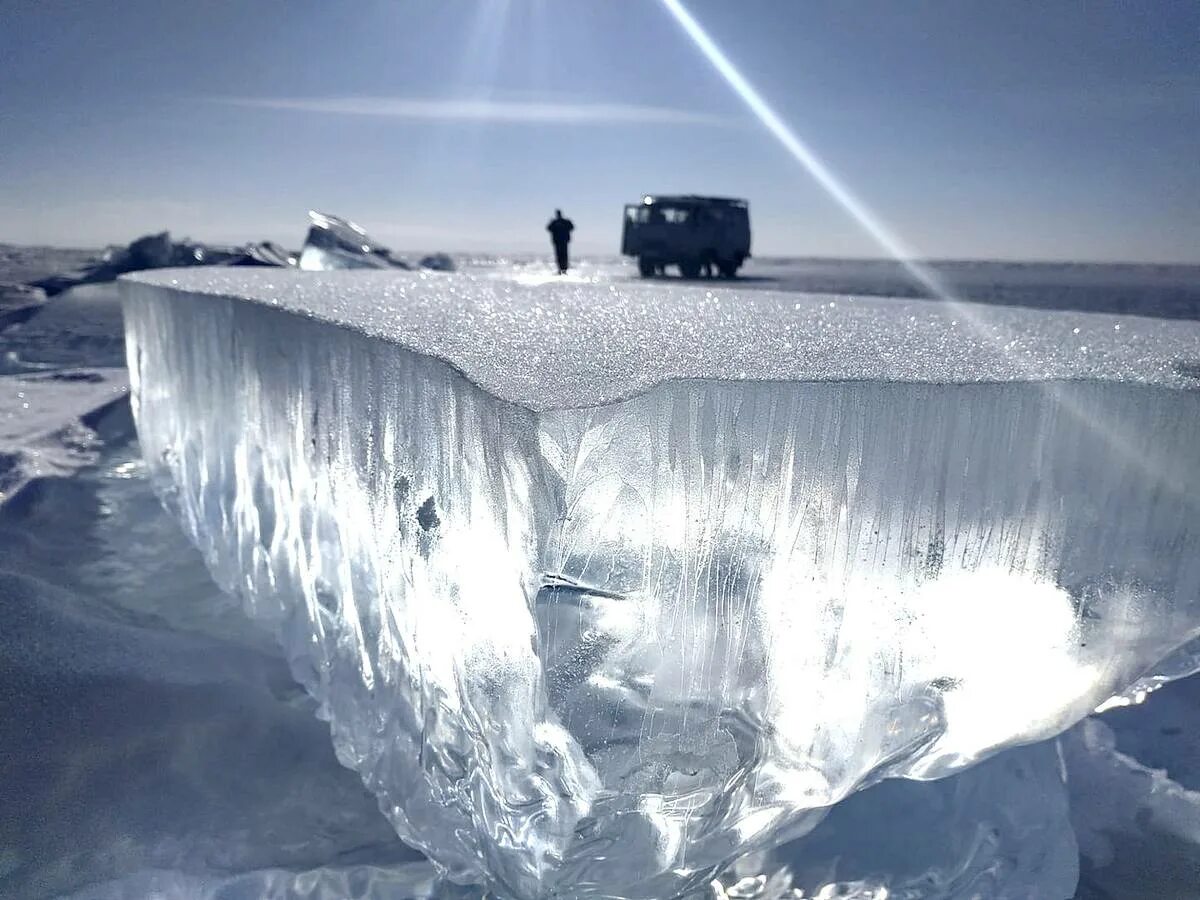 Лед снизу. Прозрачный лед Байкала. Байкал зимой прозрачный лед. Лед бесцветный. Прозрачный лед на озере.