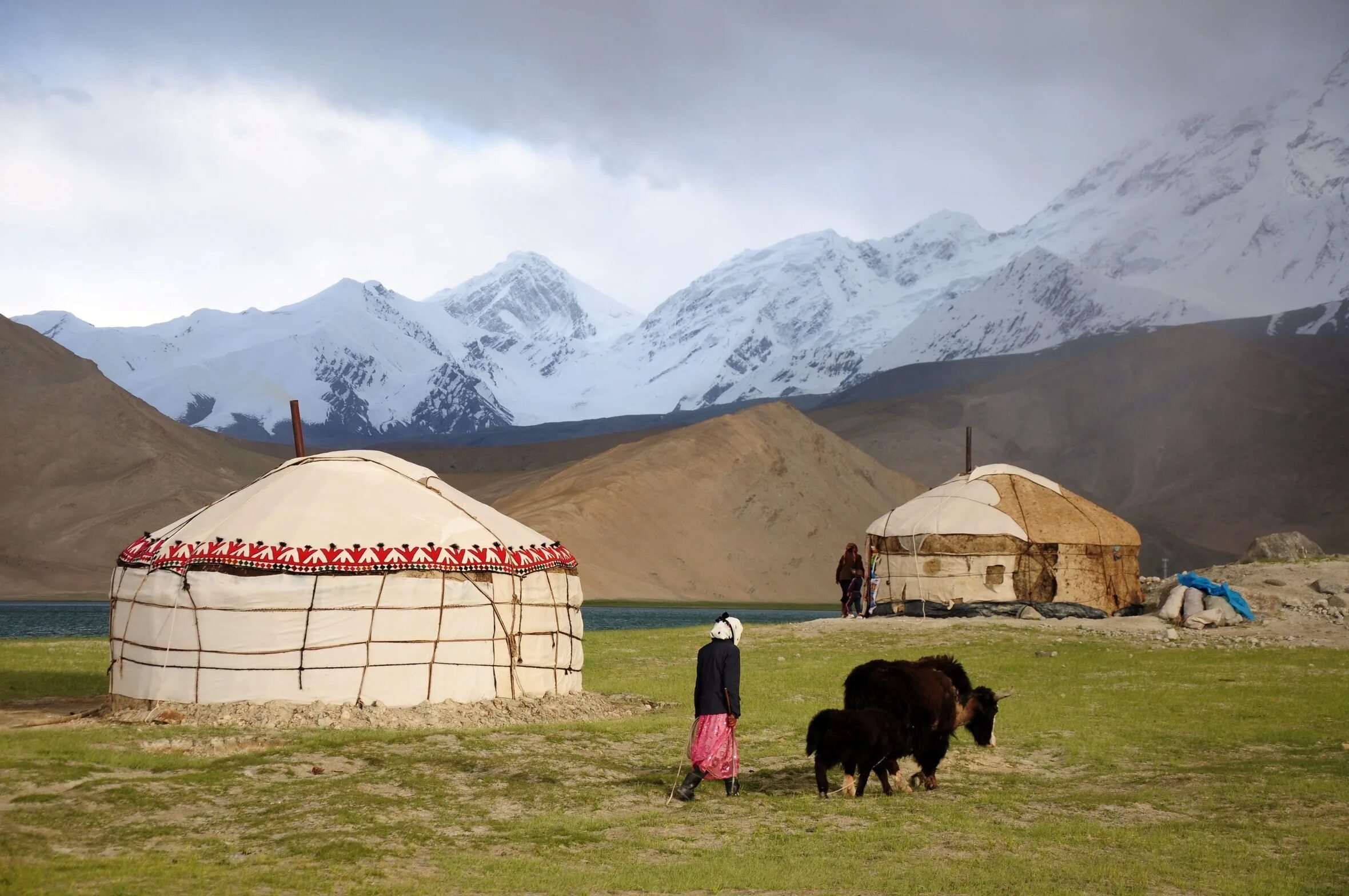 Киргизы страна. Кыргызстан Киргизия Kyrgyzstan Юрты. Жайлоо юрта. Курултай джайлоо. Юрта горы Киргизии.