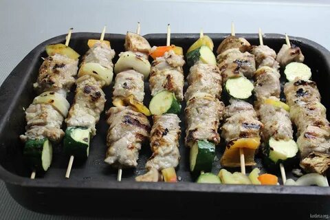 Свинина на шпажках в духовке с овощами