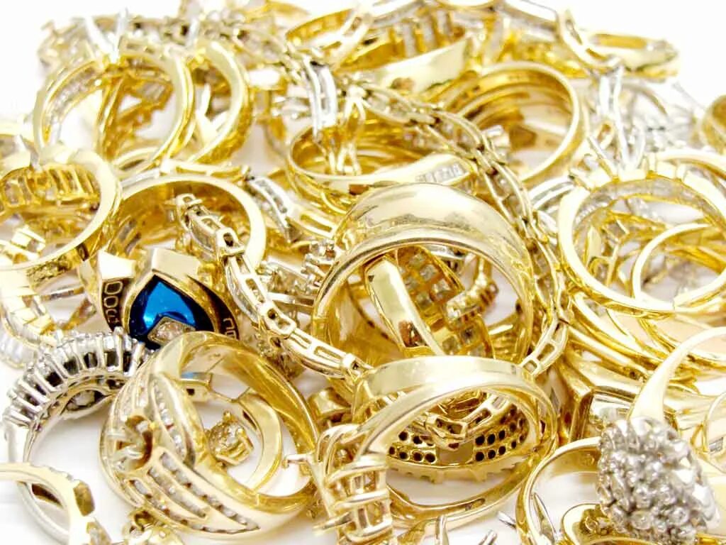 Ремонт золотого кольца. Ювелирные украшения. Украшения из золота. Красивые золотые изделия. Золотые и серебряные украшения.