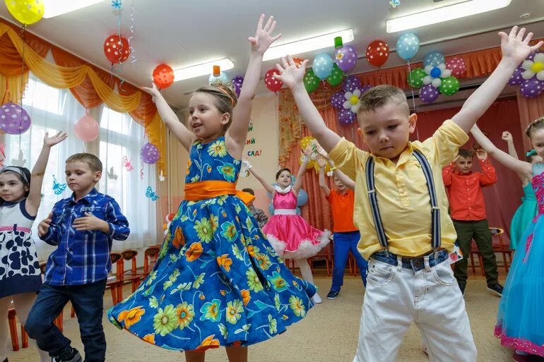 Веселые песни на выпускной в саду. Выпускной в саду. Выпускной в садике в стиле. Костюм на выпускной в детский сад. Стиляги в детском саду.