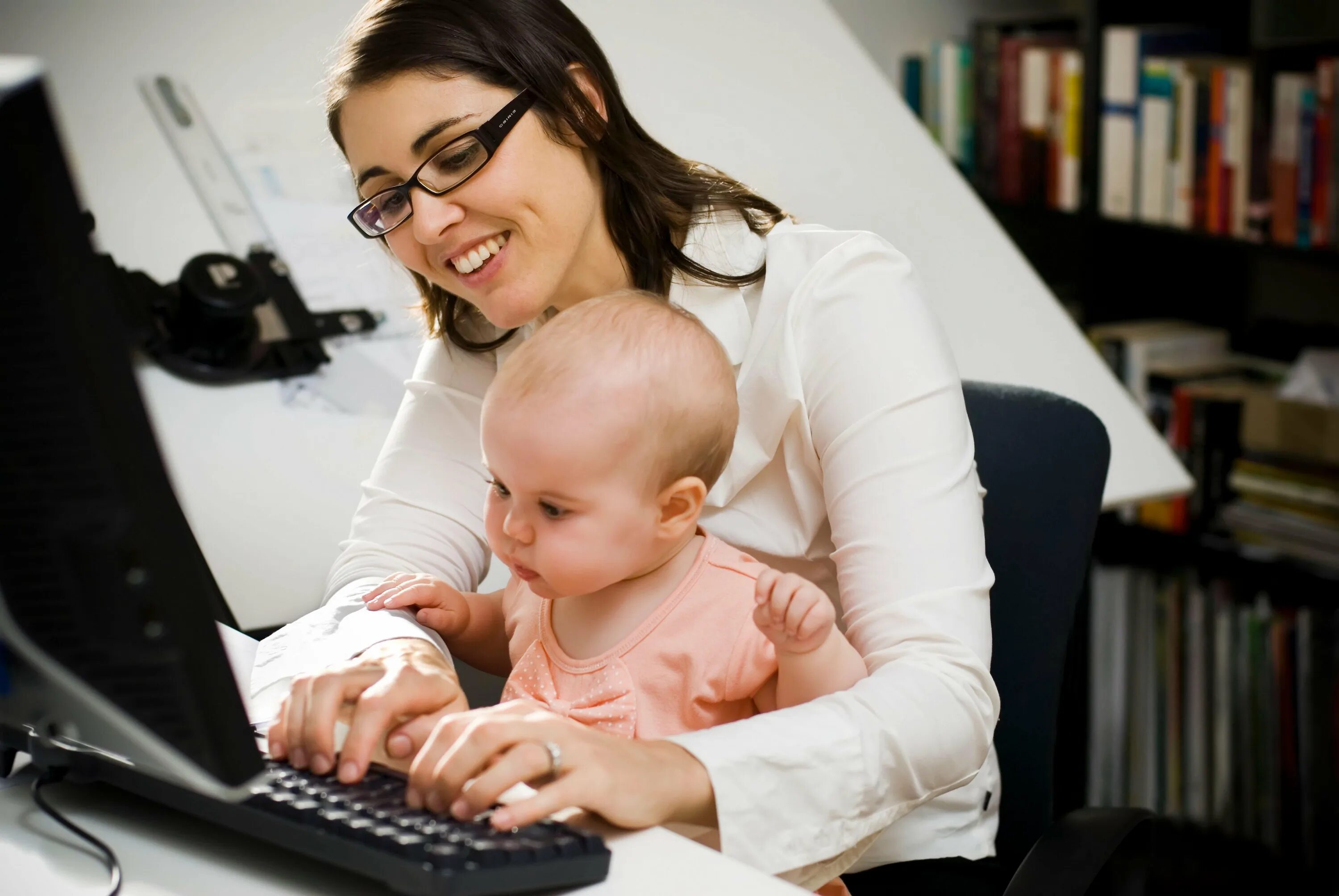 Молодая мама т. Мама в декрете. Женщина с ребенком у компьютера. Мама с ребенком у компьютера. Девушка с ребенком за компьютером.