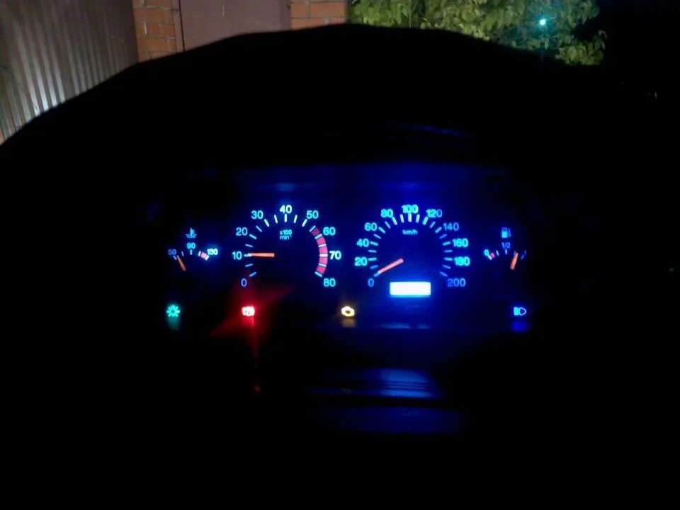 Лампочки в щиток приборов ваз 2110. Лампочки в приборную панель 2110. Пересвет приборки ваз 2110. Лампочки в панель приборов ваз 2110. Подсветка приборной панели ваз 2110.