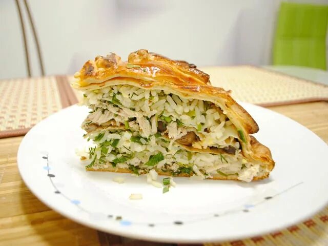 Блинный пирог курник. Курник с блинами курицей. Курник пирог блинный с курицей. Блинный курник с курицей и грибами.