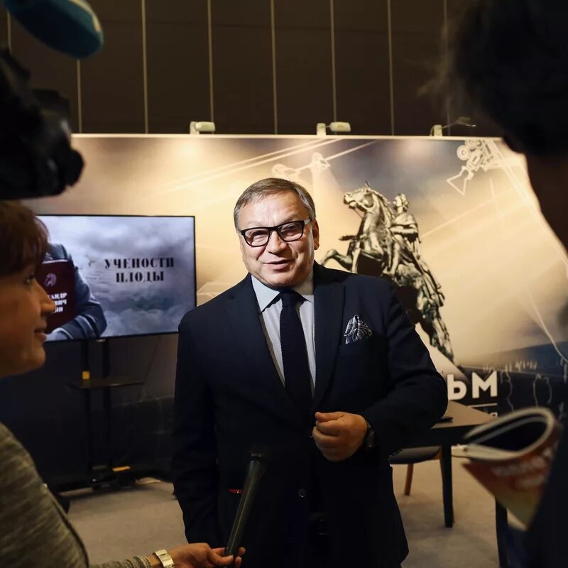 Директор ленфильма щербаков. Александр николаевич поздняков ленфильм. Где директор ленфильма. Где директор ленфильма. Где директор ленфильма.