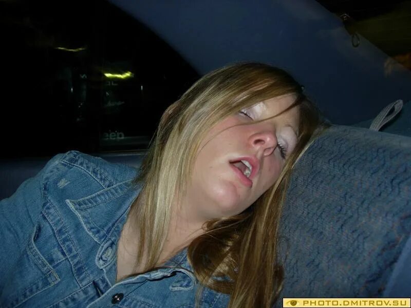 пьяная девушка за рулем. девушка спит на заднем сидении. девушка в багажнике. фотосессия пьяная в машине. девушка вывалилась из машины.