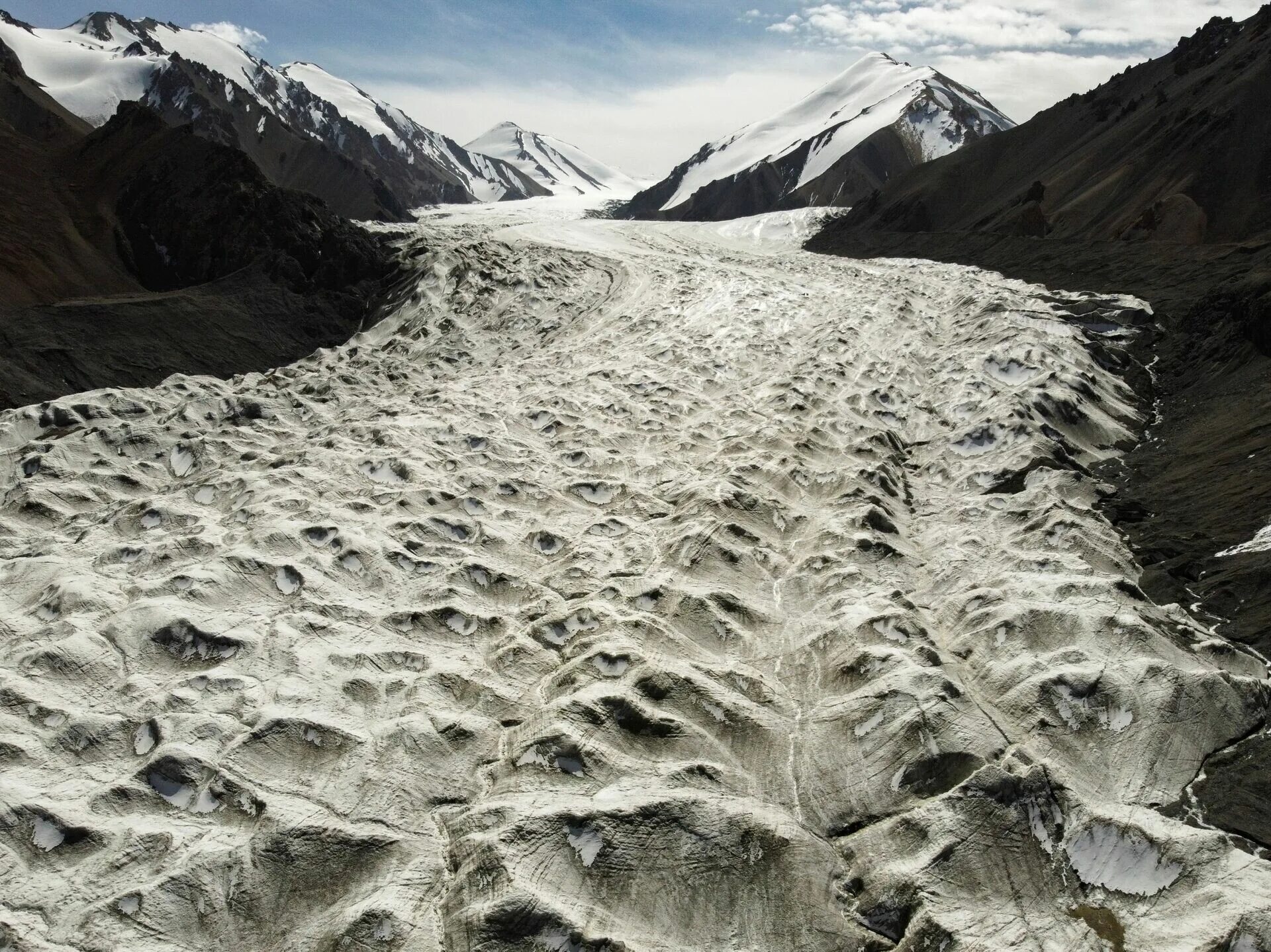 Девдоракский ледник. Вдоль улиц громоздятся горы не растаявшего. Весенний ручеек. Снег. Вдоль улиц громоздятся горы не растаявшего.
