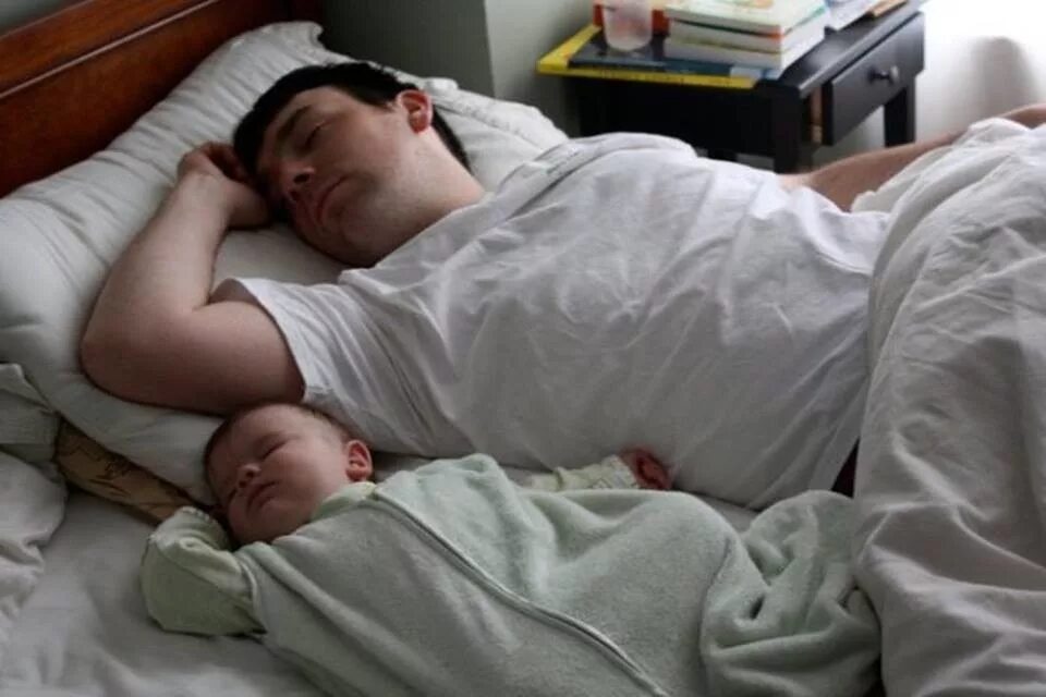 Отцы и дети 18. Малыши с папами спят. Папа спит с малышом. Младенец спит с папой. Сон с ребенком прикол.