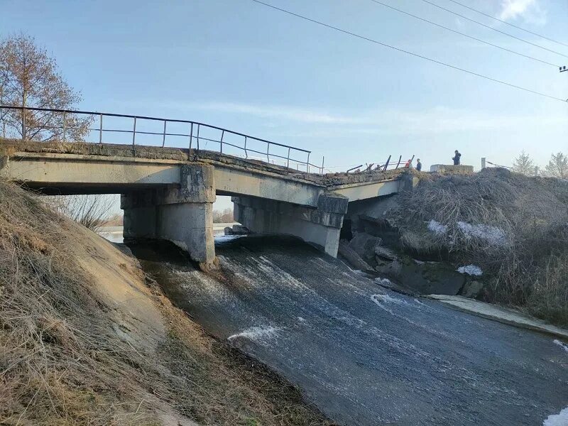 Какой мост разрушился. Разрушенный мост. Разрушенный мост через Десну Сосницкий район. Мост через реку Ляна разрушается. Ущерб от обрушения мостов.
