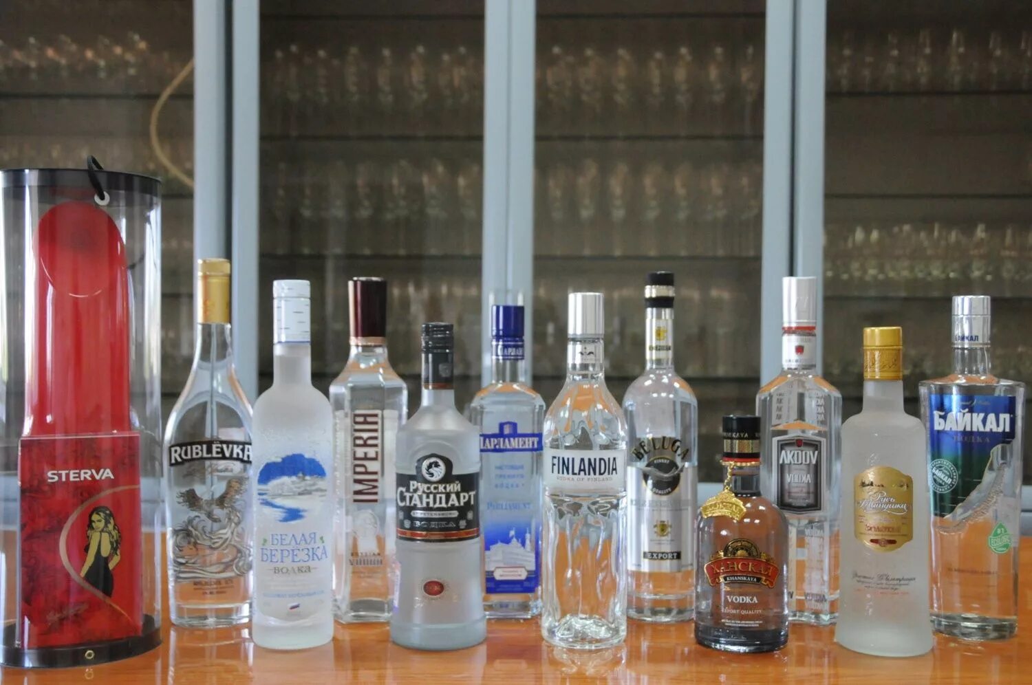 Где продается русский. Где продается русский. Выкладка алкоголя. Магазин фейерверков. Где продается русский.