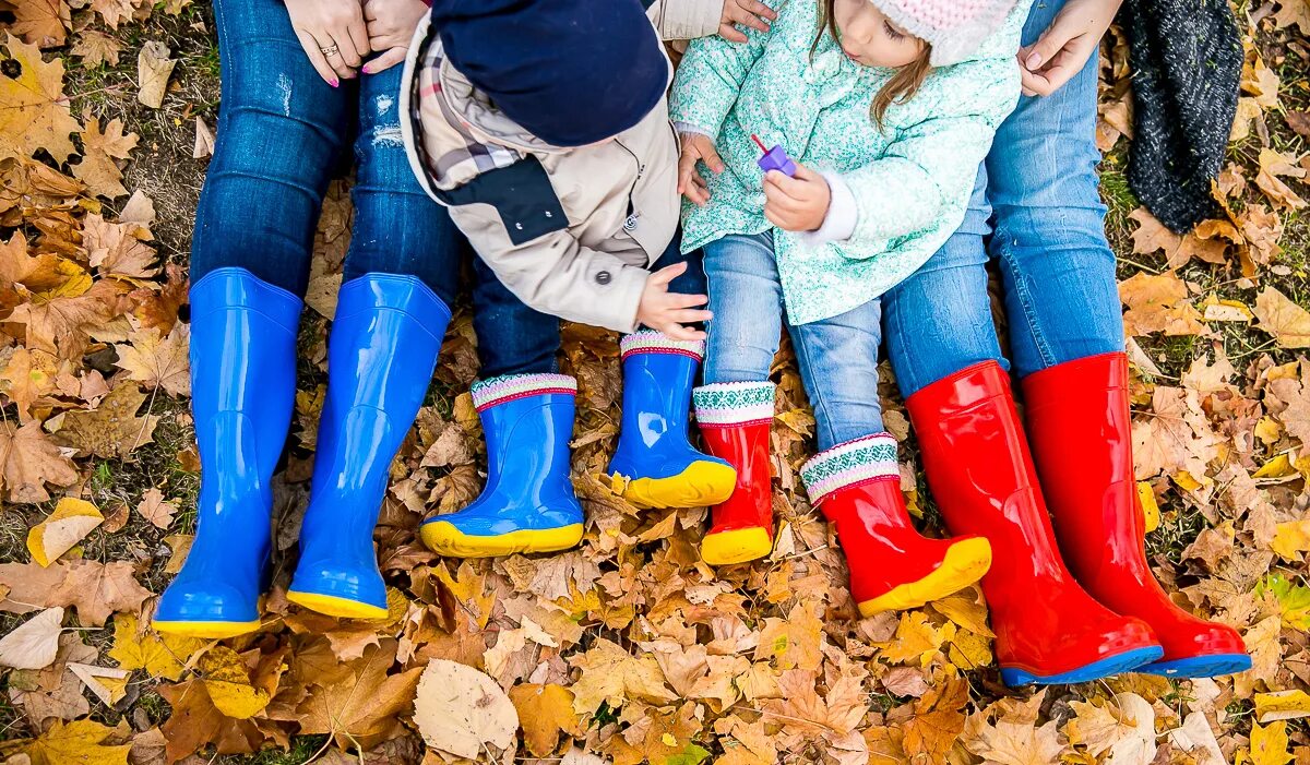 Девочка одевается. Детская фотосессия в резиновых сапогах. Сапоги резиновые для девочек. Ребенок надевает ботинки. Сапоги нордман kids температурный режим.