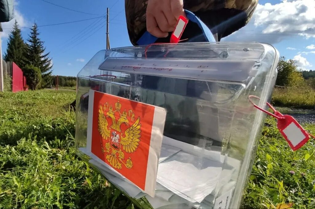 Переносной ящик для голосования. Опечатанный переносной ящик для голосования. Прозрачный ящик для голосования. Переносной ящик для голосования на выборах. Будет организовано голосование