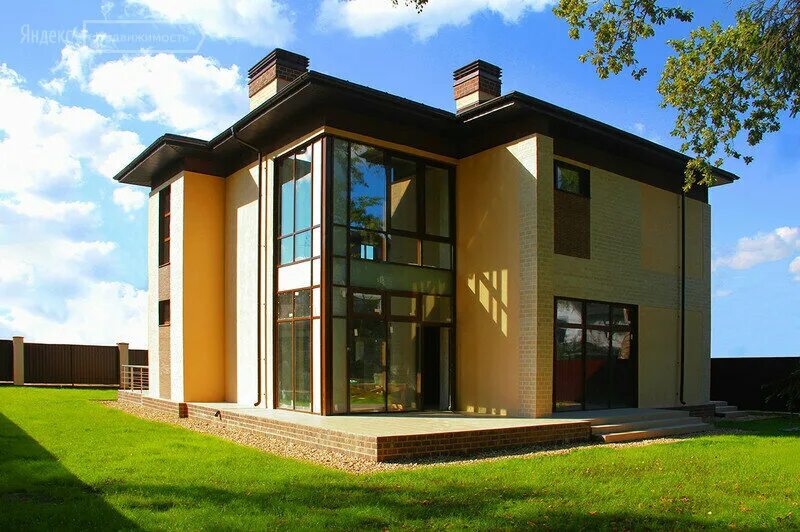Реальное фото фасад дома с витражем ПРОЕКТЫ СКАЧАТЬ domvproekte