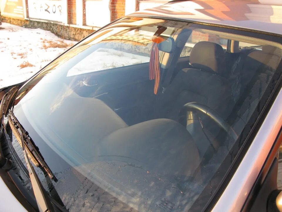 Стекла субару. Лобовое стекло субару аутбек 2007. subaru outback 2025 дефлекторы стёкол. аутбек 2007 лобовое стекло. солнце защитное ветровое стекло на субару импреза 2008.
